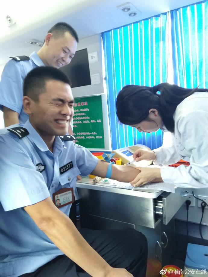 疼skr人！警察在移動獻血車上的表情包亮了