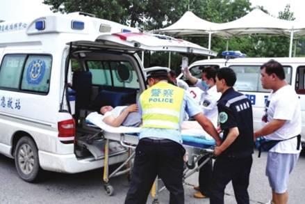 命懸一線牽動人心，救護車臨危不亂治病救人_